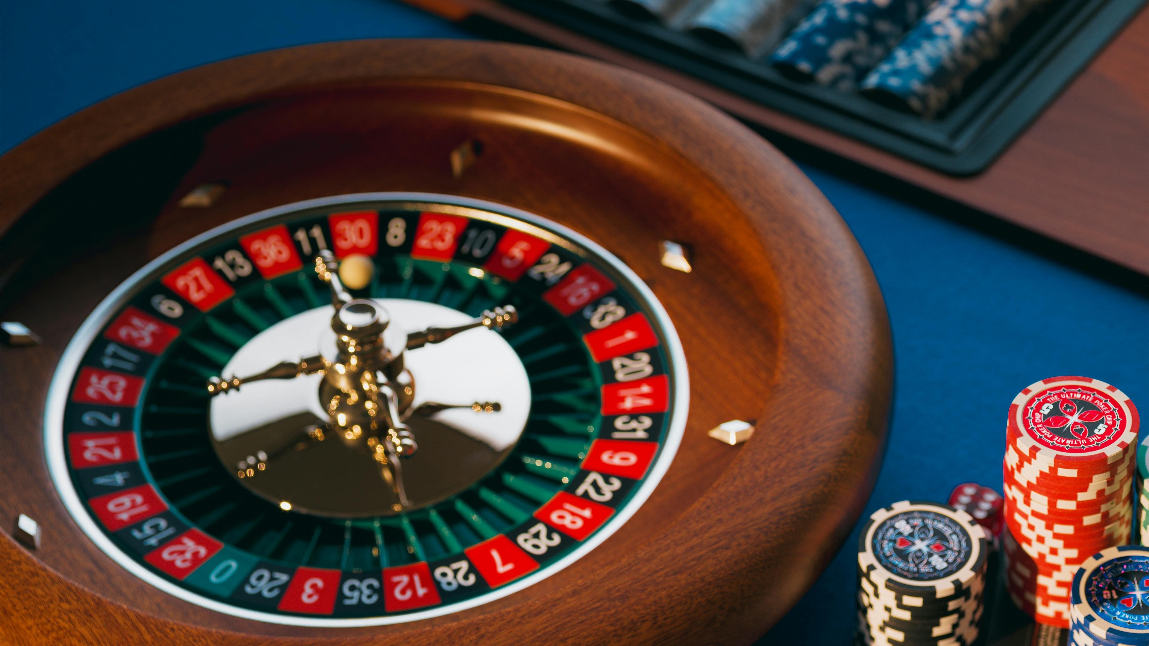 Tay người chơi đang quay hũ slot online trên điện thoại thông minh j88 com